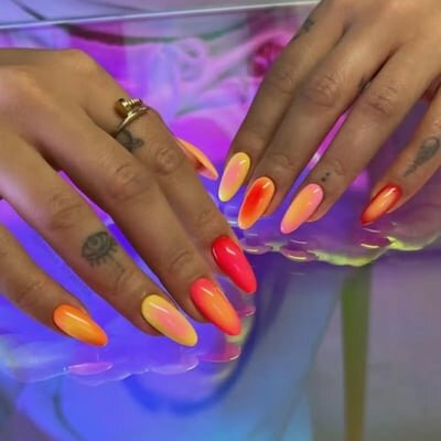 unghie fluo aura arancione rosso